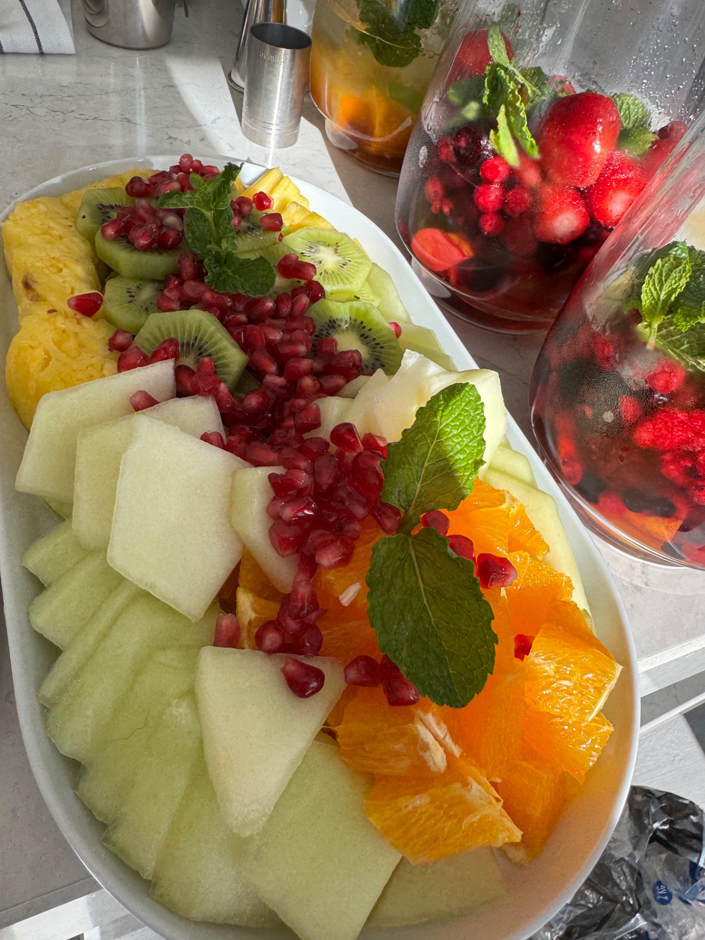 Catering de excelência com frutas selecionadas e sangria, preparado para experiência de alto nível.