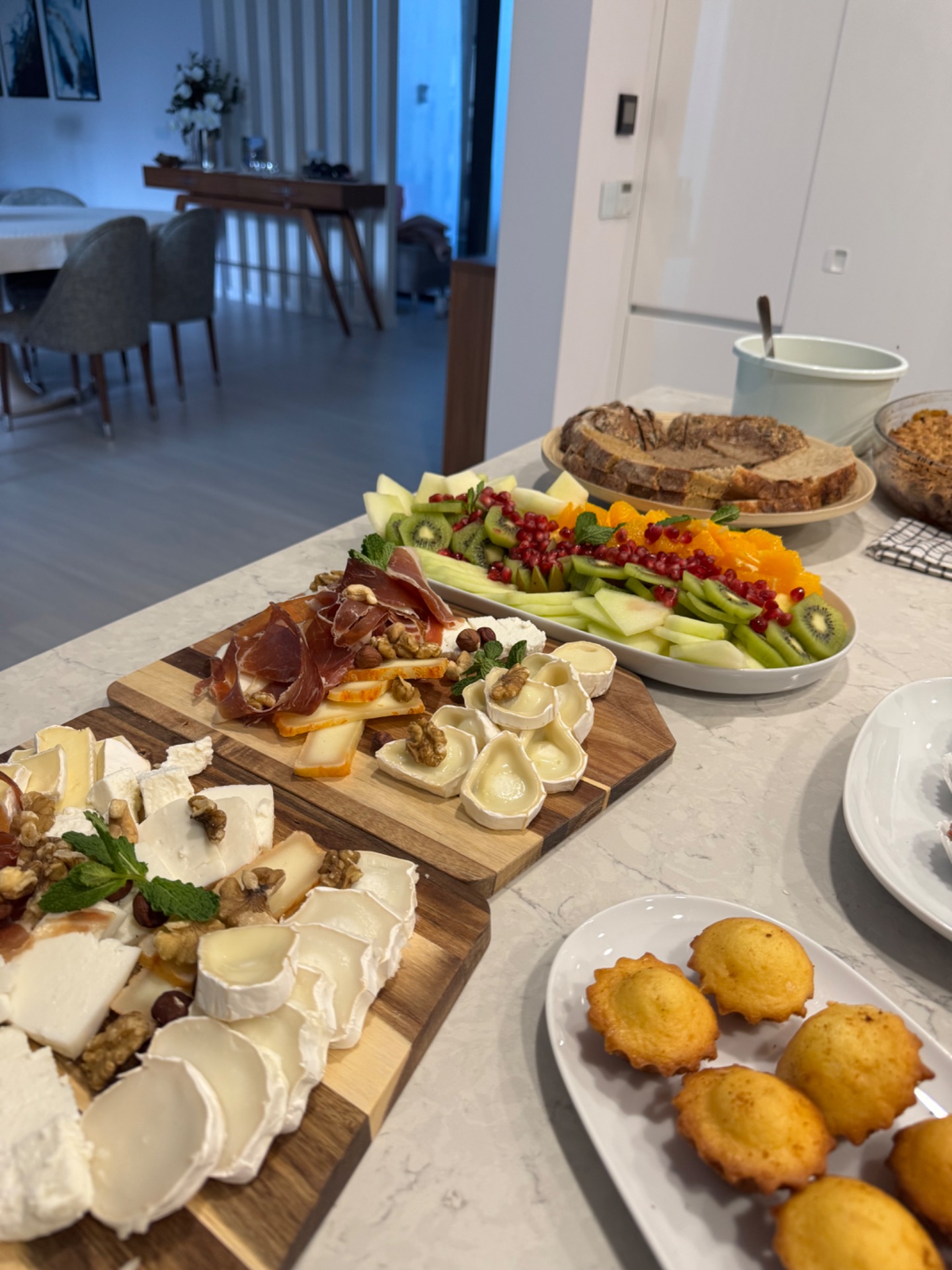 Seleção de tábuas de queijos, enchidos e frutas preparada para um ambiente exclusivo em casa de jogador profissional.