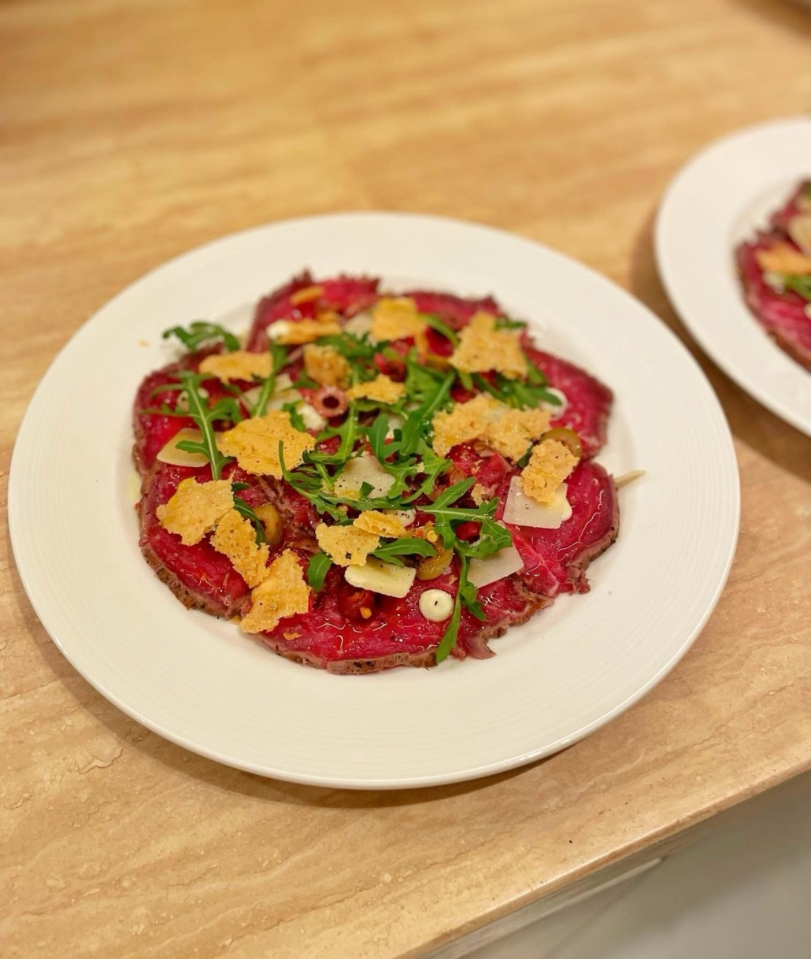 Carpaccio de lombo de vaca selado, preparado por chefe privado para jogador profissional da Premier League.