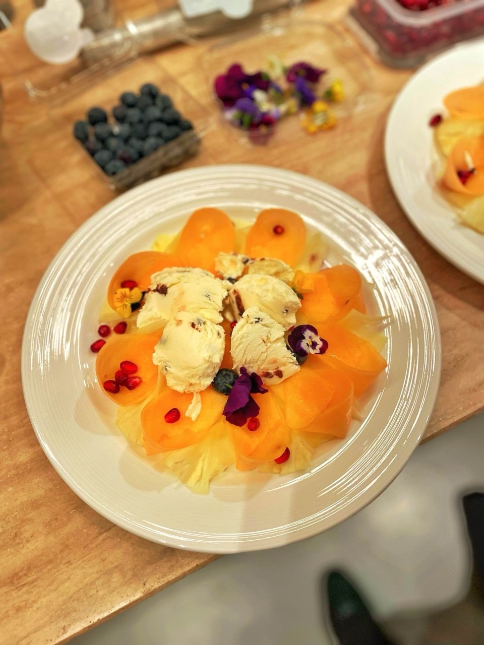 Carpaccio de ananás e melão com frutos vermelhos, romã e gelado de chocolate com menta — preparado para jogador profissional de futebol.
