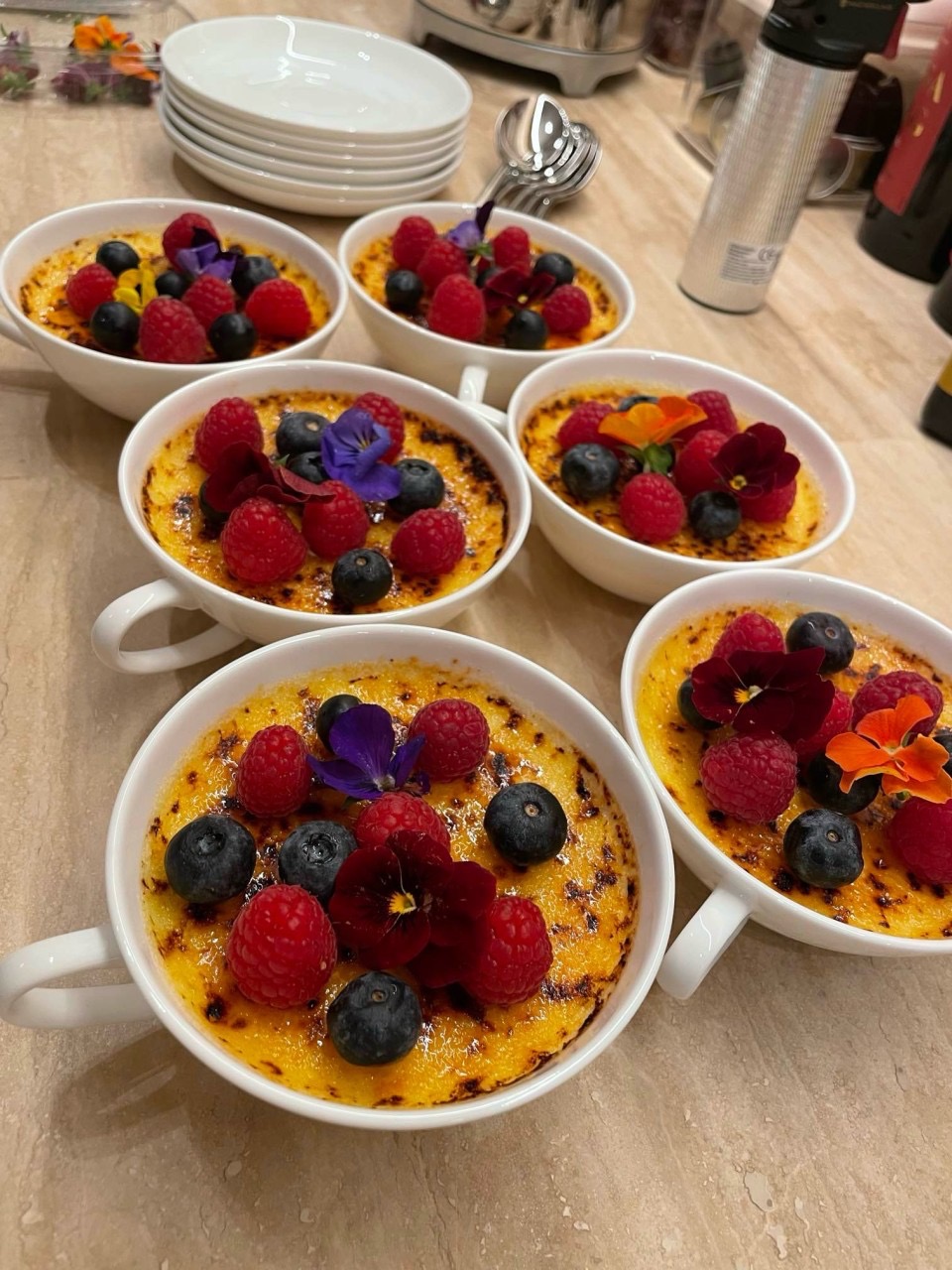 Crème brûlée com frutos silvestres, preparado por chef privado para jogador profissional da Premier League.