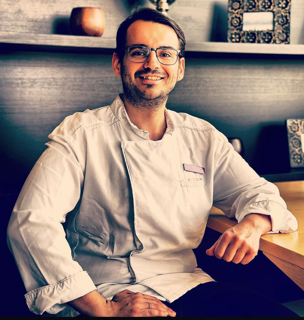Chef Diogo Manzoni — retrato profissional em Genève, Suíça, com foco na excelência e dedicação.