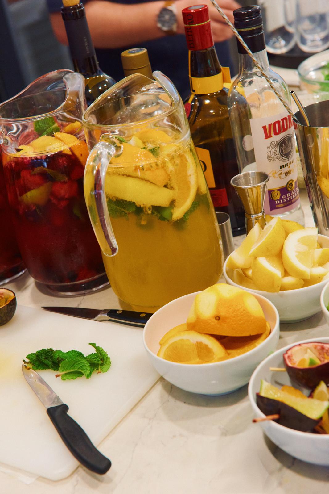 Sangrias em mise en place, preparadas com rigor e atenção ao detalhe para um serviço de excelência.